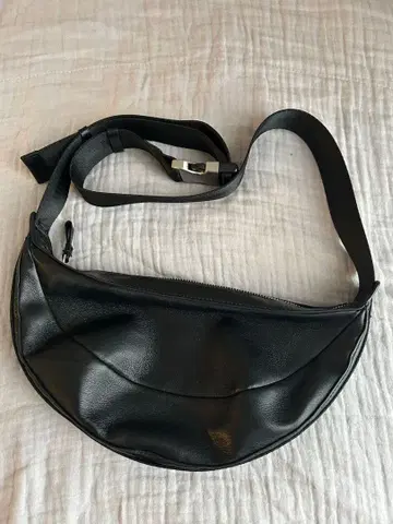 블랙 하프문 바디백