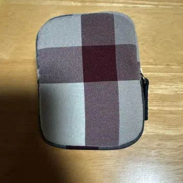 블루 라벨 체크 무늬 파우치