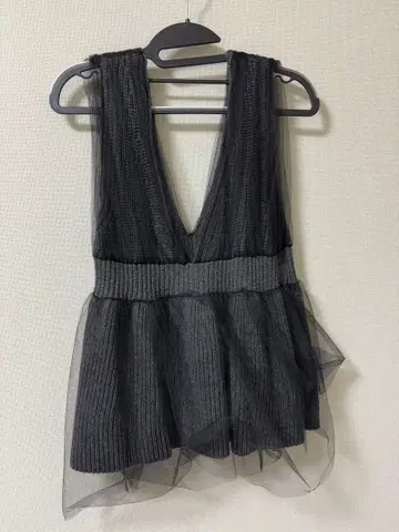 블랙 메쉬 V넥 베스트