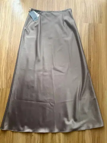 [ apart by ] 새틴 플레어 스커트