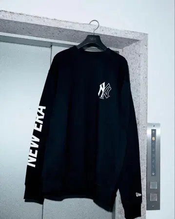 NEW ERA NY 로고 맨투맨 블랙과 화이트 (2점)