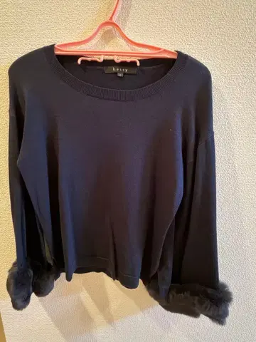 퍼 달린 네이비 긴팔 니트