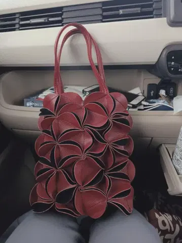 빨간색과 검은색 플라워 모티브 핸드백