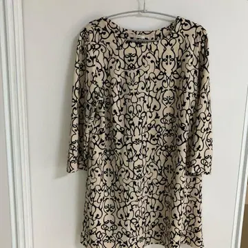 베이지와 블랙 패턴 7부 소매 튜닉