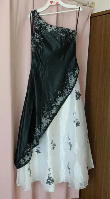 비대칭 드레스 블랙/화이트