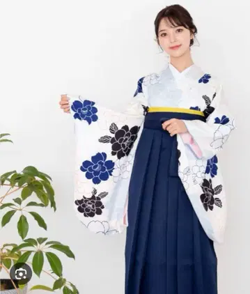 꽃무늬 기모노와 네이비 컬러 하카마 세트