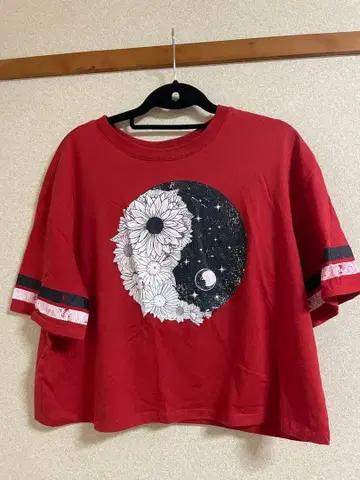 꽃과 우주 디자인 빨간색 반팔 티셔츠 태국 음양