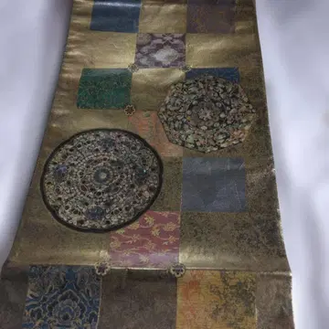 아름다운 다색 무늬의 후쿠로 오비