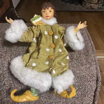 퍼 달린 골드 컬러 크리스마스 인형