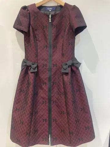 이번 시즌 M'S GRACY 버건디 리본 무늬 반팔 원피스 36