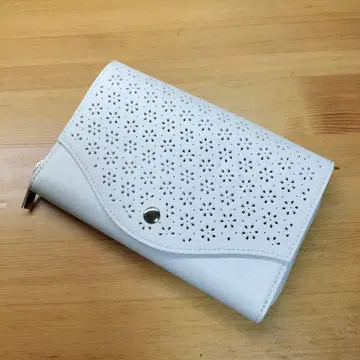 화이트 꽃무늬 펀칭 숄더백