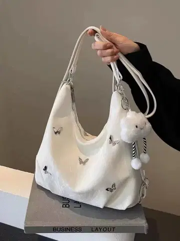나비 자수가 있는 화이트 숄더백
