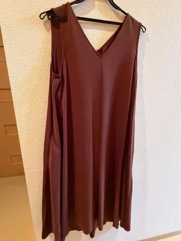 브라운 V넥 슬리브리스 롱 원피스