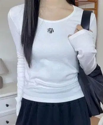 화이트 긴팔 T셔츠