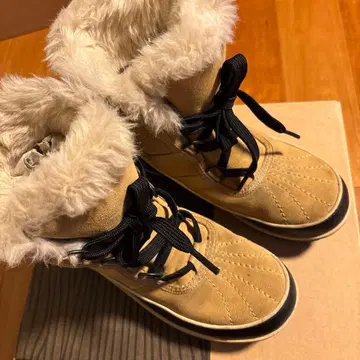 SOREL 퍼 포함 무톤 부츠 베이지