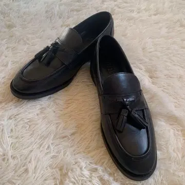 새상품급 ZARA 블랙 가죽 로퍼 태슬 포함 자라