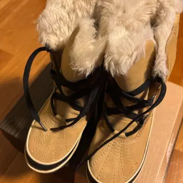 SOREL 퍼가 달린 베이지 부츠