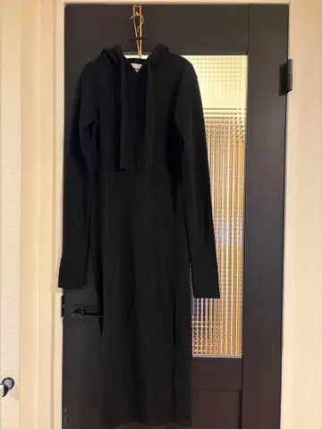 BEEDEN 블랙 후드 부착 롱 원피스