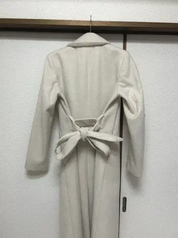 오픈 백 화이트 롱 코트