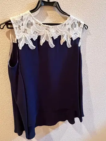 네이비 레이스 장식 슬리브리스 상의 사이즈 2