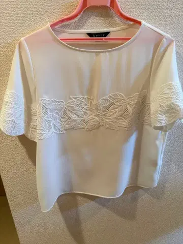 ketty 자수 화이트 반팔 상의