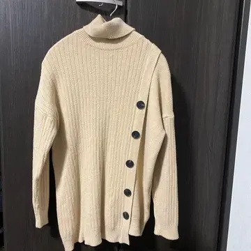 베이지 터틀넥 스웨터