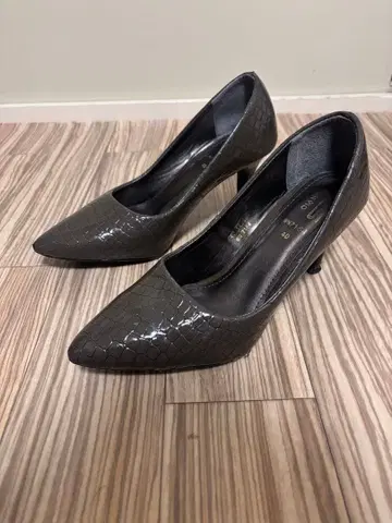 다크 그레이 스틸레토 펌프스