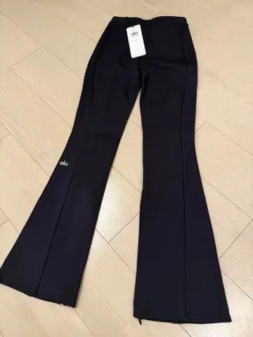 alo 블랙 플레어 팬츠