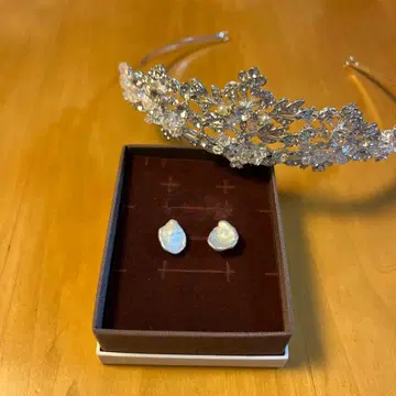 브라이덜 크리스탈 티아라와 바로크 담수 펄 귀걸이 세트