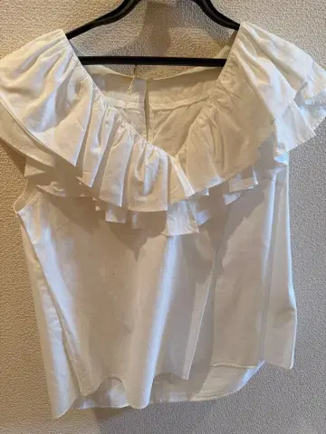 화이트 프릴 오프숄더 상의 사이즈 36