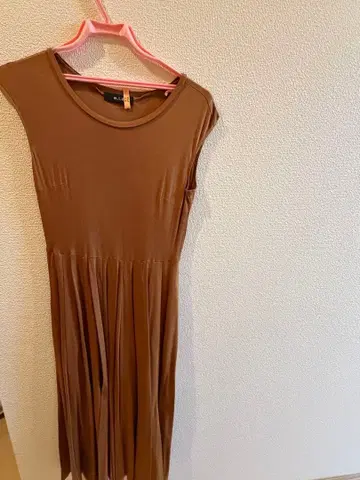 브라운 슬리브리스 플레어 원피스