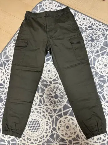 유니클로 카고 팬츠 조거 팬츠 타입 카키 그린 S 사이즈
