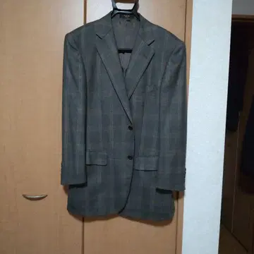 그레이 계열 체크 무늬 테일러드 자켓