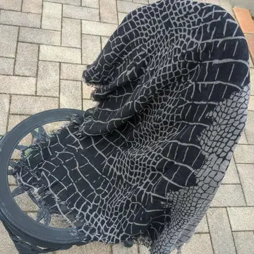 ZADIG & VOLTAIRE 대형 크로커다일 패턴 스톨