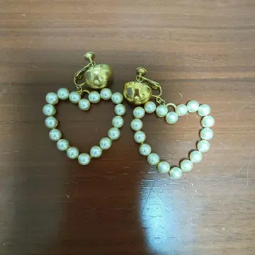 MOSCHINO 하트 모양 펄 귀찌 골드