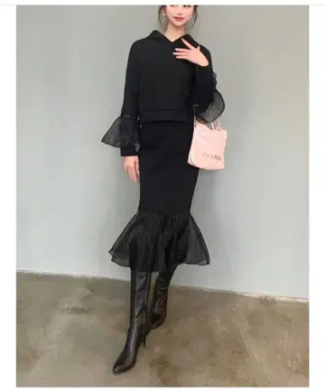 프릴이 달린 블랙 타이트 스커트