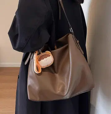 브라운 숄더백 마스코트 포함