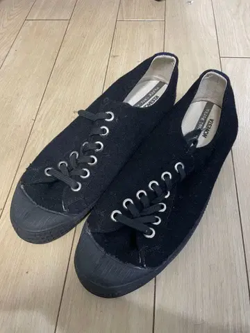 UNIVERSAL WORKS x NOVESTA 블랙 스니커즈