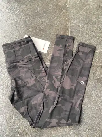 새상품 Lululemon 카모플라쥬 디자인 스패츠 사이즈 4/XS