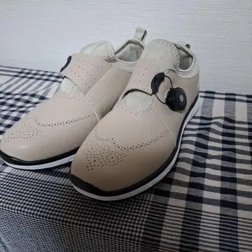 베이지 다이얼식 골프화