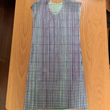 보라색과 그린 체크 무늬 튜닉