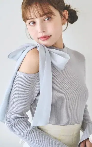 dazzlin 원숄더 리본 니트탑