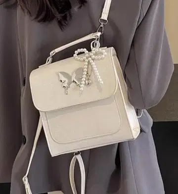 화이트 숄더백 나비 장식