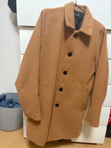 베이지 체스터 코트 블랙 버튼