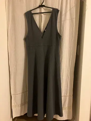 그레이 V넥 슬리브리스 원피스