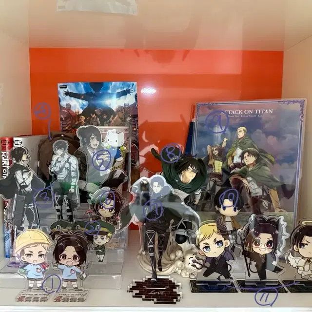 진격의거인 굿즈 양도 아크릴 스탠드 인형 피규어 리바이 한지 엘빈