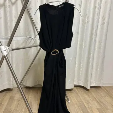 ZARA 슬리브리스 블랙 원피스