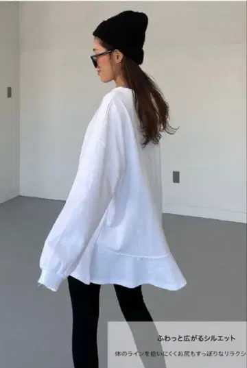 CHERI 아이보리색 라운드넥 트레이닝복