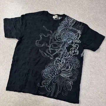 카라쿠리타마시 풍신뇌신 자수 반팔 T셔츠 패턴 디자인