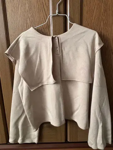 베이지 긴팔 상의 오프숄더풍